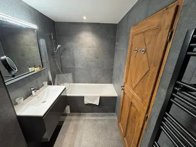 Salle de bains dans l'établissement Beautifully renovated 2 bed apartment - Auberge Jerome Arc 1950 - sleeps 4