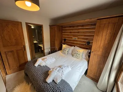 Un ou plusieurs lits dans un hébergement de l'établissement Beautifully renovated 2 bed apartment - Auberge Jerome Arc 1950 - sleeps 4
