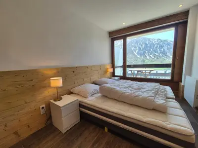 Un ou plusieurs lits dans un hébergement de l'établissement Tignes - 2 pièces rénové 42m², 4 pers, pied des pistes, balcon sud, WiFi - FR-1-502-598