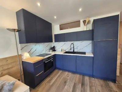 Cuisine ou kitchenette dans l'établissement Tignes - 2 pièces rénové 42m², 4 pers, pied des pistes, balcon sud, WiFi - FR-1-502-598