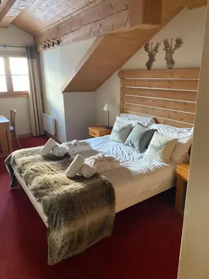 Un ou plusieurs lits dans un hébergement de l'établissement Stunning 3 bed duplex in the heart of Arc 1950 village - 601 Auberge Jerome - sleeps 8