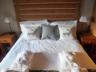 Un ou plusieurs lits dans un hébergement de l'établissement Stunning 3 bed duplex in the heart of Arc 1950 village - 601 Auberge Jerome - sleeps 8
