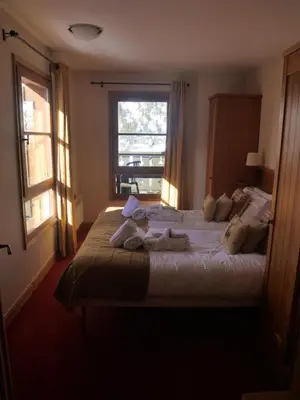 Un ou plusieurs lits dans un hébergement de l'établissement Stunning 3 bed duplex in the heart of Arc 1950 village - 601 Auberge Jerome - sleeps 8