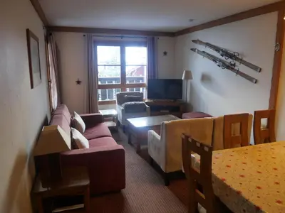 Télévision ou salle de divertissement dans l'établissement Stunning 3 bed duplex in the heart of Arc 1950 village - 601 Auberge Jerome - sleeps 8