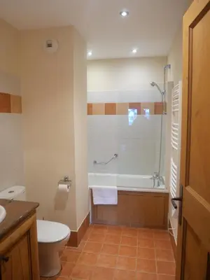 Salle de bains dans l'établissement Stunning 3 bed duplex in the heart of Arc 1950 village - 601 Auberge Jerome - sleeps 8