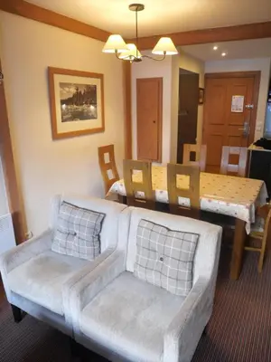 Coin salon dans l'établissement Stunning 3 bed duplex in the heart of Arc 1950 village - 601 Auberge Jerome - sleeps 8