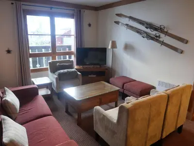Coin salon dans l'établissement Stunning 3 bed duplex in the heart of Arc 1950 village - 601 Auberge Jerome - sleeps 8