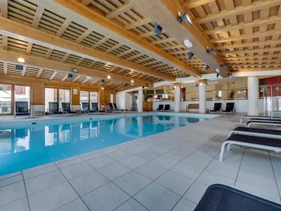 Piscine de l'établissement Arc 1950 - Apt spacieux pour 10 pers, 4 chambres, accès skis aux pieds - FR-1-686-46 ou située à proximité
