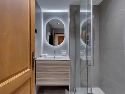 Salle de bains dans l'établissement Arc 1950 - Apt spacieux pour 10 pers, 4 chambres, accès skis aux pieds - FR-1-686-46