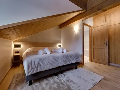 Un ou plusieurs lits dans un hébergement de l'établissement Arc 1950 - Apt spacieux pour 10 pers, 4 chambres, accès skis aux pieds - FR-1-686-46