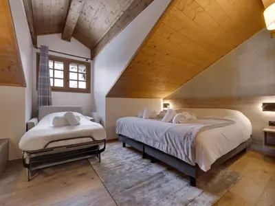 Un ou plusieurs lits dans un hébergement de l'établissement Arc 1950 - Apt spacieux pour 10 pers, 4 chambres, accès skis aux pieds - FR-1-686-46