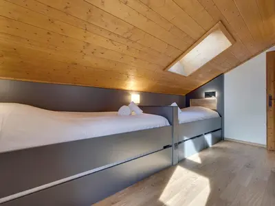 Un ou plusieurs lits dans un hébergement de l'établissement Arc 1950 - Apt spacieux pour 10 pers, 4 chambres, accès skis aux pieds - FR-1-686-46