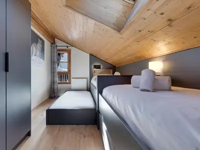 Un ou plusieurs lits dans un hébergement de l'établissement Arc 1950 - Apt spacieux pour 10 pers, 4 chambres, accès skis aux pieds - FR-1-686-46