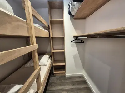 Un ou plusieurs lits superposés dans un hébergement de l'établissement Résidence Bec Rouge - Appartement rénové·Skis aux pieds·Balcon MAE-6213
