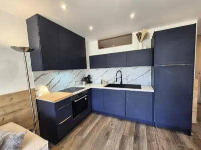 Cuisine ou kitchenette dans l'établissement Résidence Bec Rouge - Appartement rénové·Skis aux pieds·Balcon MAE-6213