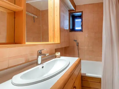 Salle de bains dans l'établissement Duplex 3 pièces avec wifi et parking, 6 pers., au pied des pistes à Val-d'Isère - FR-1-694-422