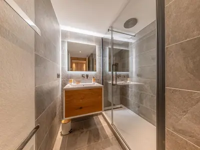Salle de bains dans l'établissement Appartement de luxe à Val-d'Isère avec piscine et parking - FR-1-694-421