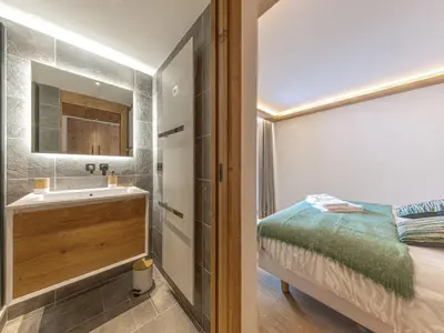 Un ou plusieurs lits dans un hébergement de l'établissement Appartement de luxe à Val-d'Isère avec piscine et parking - FR-1-694-421