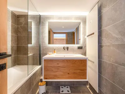 Salle de bains dans l'établissement Appartement de luxe à Val-d'Isère avec piscine et parking - FR-1-694-421