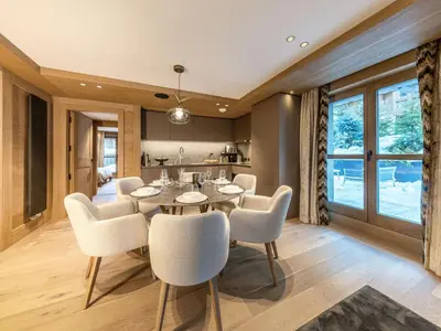 Coin salon dans l'établissement Appartement de luxe 4 pièces 111m² avec terrasse à Val-d'Isère - FR-1-694-425