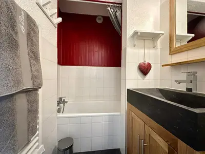 Salle de bains dans l'établissement Le Levasset vue montagne proche pistes