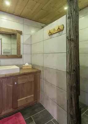 Salle de bains dans l'établissement Chalet le Névé