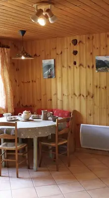 Coin salon dans l'établissement Chalet le Névé