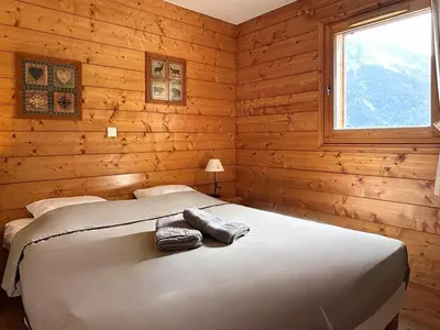 Un ou plusieurs lits dans un hébergement de l'établissement L’Arolles - Spa, Calme & Vue Montagne