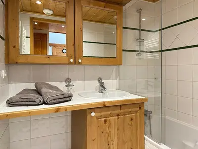Salle de bains dans l'établissement L’Arolles - Spa, Calme & Vue Montagne