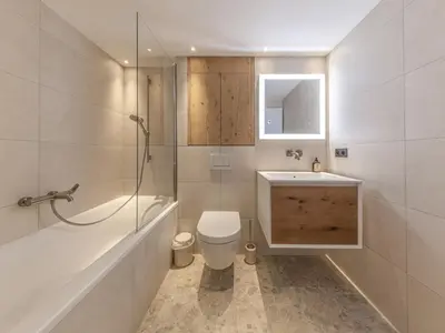 Salle de bains dans l'établissement Appartement de Standing avec Piscine, Sauna et Hammam à Val-d'Isère - FR-1-694-426