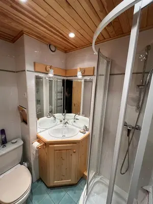 Salle de bains dans l'établissement Appt Marmays cosy plein Sud