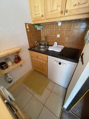 Cuisine ou kitchenette dans l'établissement Appt Marmays cosy plein Sud