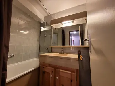 Salle de bains dans l'établissement Résidence Le Saint Genix - Appartement 2 pièces - 4 personnes MAE-0383