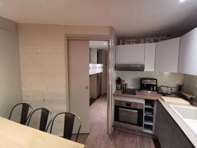 Cuisine ou kitchenette dans l'établissement Appart 8 Personnes avec Salon Neuf et Parking Couvert Le Thuria