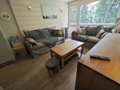 Coin salon dans l'établissement Appart 8 Personnes avec Salon Neuf et Parking Couvert Le Thuria