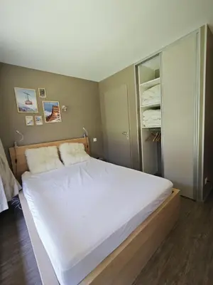 Un ou plusieurs lits dans un hébergement de l'établissement Appart 8 Personnes avec Salon Neuf et Parking Couvert Le Thuria