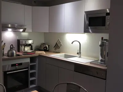 Cuisine ou kitchenette dans l'établissement Appart 8 Personnes avec Salon Neuf et Parking Couvert Le Thuria