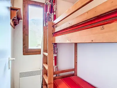 Un ou plusieurs lits superposés dans un hébergement de l'établissement Studio Rond Point des Pistes - Val Claret-25 by Interhome