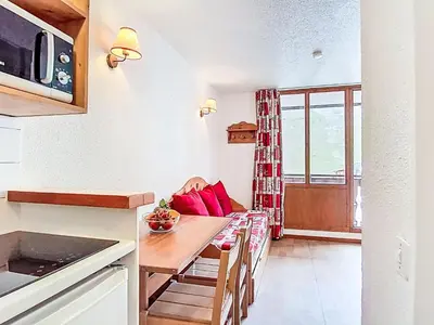 Cuisine ou kitchenette dans l'établissement Studio Rond Point des Pistes - Val Claret-25 by Interhome