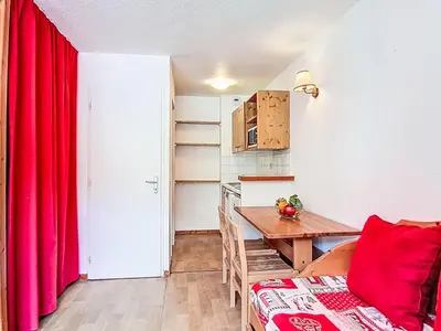 Cuisine ou kitchenette dans l'établissement Studio Rond Point des Pistes - Val Claret-25 by Interhome
