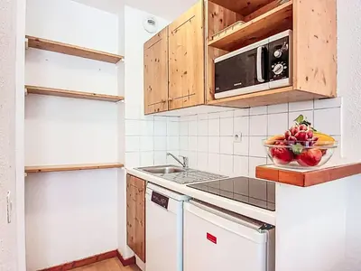 Cuisine ou kitchenette dans l'établissement Studio Rond Point des Pistes - Val Claret-25 by Interhome