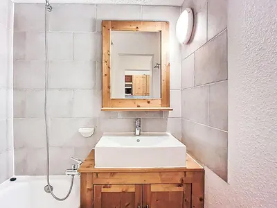 Salle de bains dans l'établissement Studio Rond Point des Pistes - Val Claret-25 by Interhome