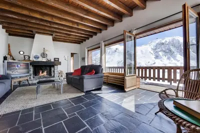 Vue générale sur la montagne ou vue sur la montagne depuis le chalet