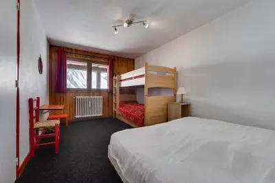 Un ou plusieurs lits dans un hébergement de l'établissement CHALET CROUZE - Chaleureux Chalet, ski au pied - 14 personnes