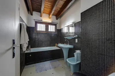 Salle de bains dans l'établissement CHALET CROUZE - Chaleureux Chalet, ski au pied - 14 personnes