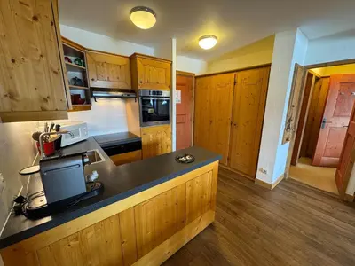 Cuisine ou kitchenette dans l'établissement 2 Bedroom Apartment - Arc 1950 - Sources de Marie