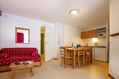 Cuisine ou kitchenette dans l'établissement Balcons C 002 PARC NAT VANOISE studio 6 pers