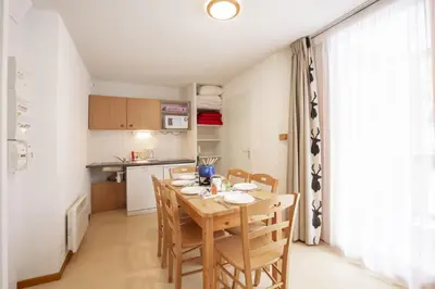 Cuisine ou kitchenette dans l'établissement Balcons H 016 - PARC NAT VANOISE appart 5 pers