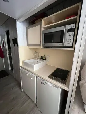 Cuisine ou kitchenette dans l'établissement studio arcs 1800 départ et retour skis aux pieds