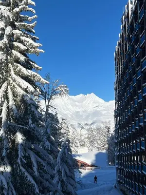 L'établissement studio arcs 1800 départ et retour skis aux pieds en hiver